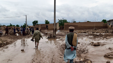 Más de 300 muertos en Afganistán por las inundaciones repentinas