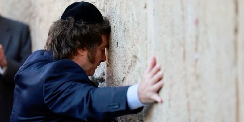 Javier Milei, en el muro de los lamentos.