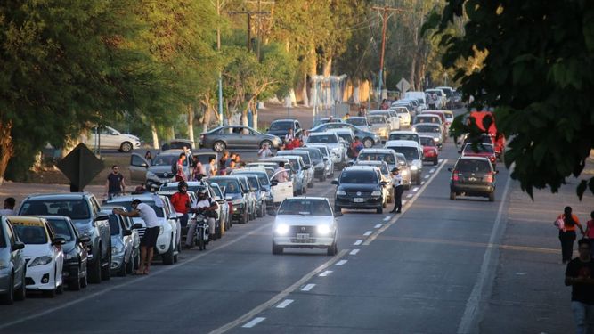 En fotos: la impresionante fila de autos para comprar entradas y ver a la Selección