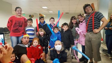 Sonrisas en el Rawson: los chicos estuvieron con Quico y El Chavo