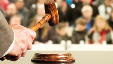 Son diez vehículos del Ministerio de Educación. El remate estará a cargo de la Caja de Acción Social. Todos los detalles.