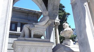 El mausoleo en el cementerio de la Recoleta con Del Carril y Tiburcia dándose la espalda por toda la eternidad.