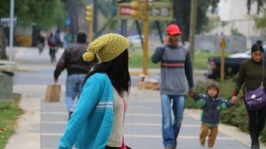 Abrigate y sacá el paraguas: mucho frío y lluvia todo el día