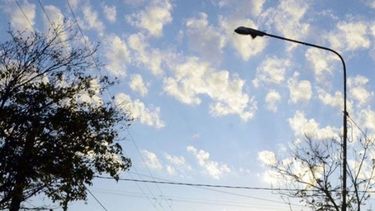 Máxima de 20º y rige un alerta por vientos intensos