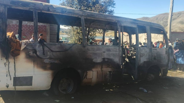 El micro incendiado en Bolivia no tenía patente y su conductor, al momento de ser aprehendido, no presentó su licencia de conducir