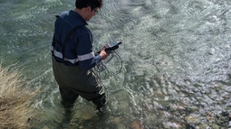 Especialistas analizaron el estado del agua en el Dique de Ullum.