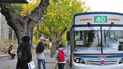 Multaron a las empresas de colectivo que no cobraron boleto escolar