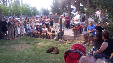 Vecinos de Calingasta afectados por la falta de agua se reunieron esta mañana en la plaza para reclamar y se movilizaron hasta la Ruta Nacional 140 para realizar un corte. Foto: Revolucionario Diario