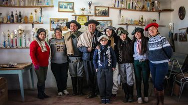 El presidente Roberto Pereyra (centro), rodeado de orgullosos integrantes del Centro Arte Nativo de Albardón.