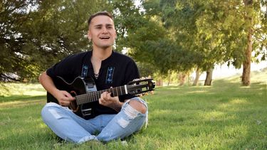 ¡Marche un aplauso!: conocé al joven policía sanjuanino que se la jugó con su canto en La Voz