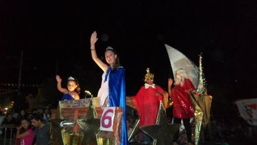 Una multitud acompañó en los corsos de 9 de Julio