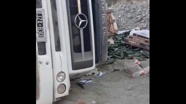 Video: volcó un camión en Talacasto y dejó la ruta llena de vidrio