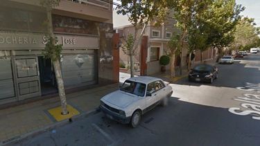 Escrachó a colectivero que chocó un auto estacionado y se fugó