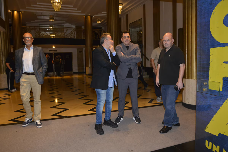 Alejandro Veroutis, Leandro Cifeli, secretario de cultura de la Nación, y el productor teatral Carlos Rottemberg fueron algunas de las personalidades que despidieron al actor Alejandro Veroutis, Leandro Cifeli, secretario de cultura de la Nación, y el productor teatral Carlos Rottemberg fueron algunas de las personalidades que despidieron al actor