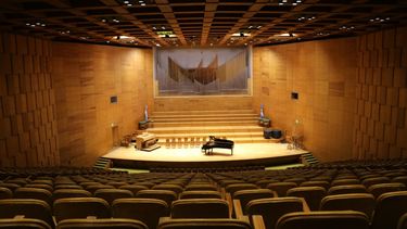 Cincuenta piropos para la joya de oro