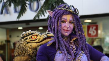 Si pasaste por el cruce de las Peatonales, seguro la viste: conocé a la `Elfa de dragones´