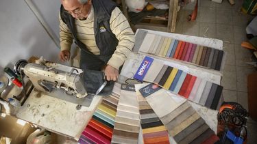 Folclorista y tapicero: quién es el hombre detrás del viral cumpleañero en una calle cortada