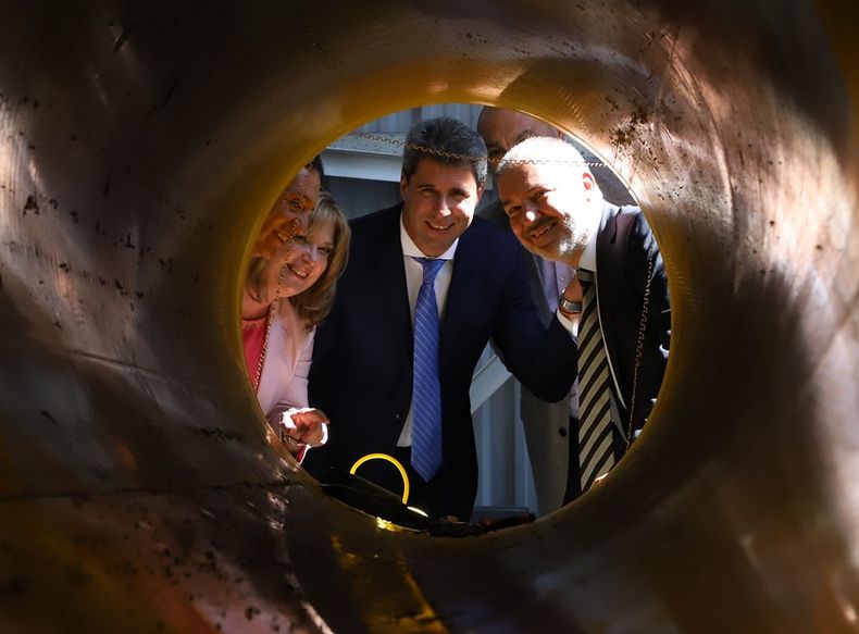 En la inauguración de la planta de la empresa Krah, el gobernador Sergio Uñac junto a Juan Carlos Abarca, Cristina López de Abarca y autoridades de la firma. 