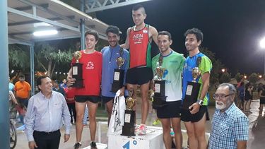 Más de 300 atletas se prendieron a la maratón nocturna por el cumple de Albardón
