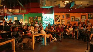 Café cultura para una noche de lunes