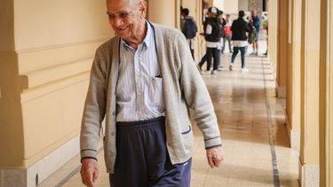 Carlos, un sanjuanino de 94 años, volvió a la escuela en la que estudió. Sus historias y vivencias.