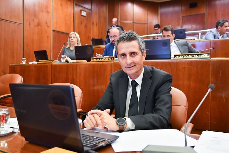 El orreguista Carlos Platero, en primer plano, uno de los que argument&oacute; los pedidos de pr&oacute;rroga de diversas emergencias en San Juan, de fondo sus pares del bloque Juntos por el Cambio.&nbsp;