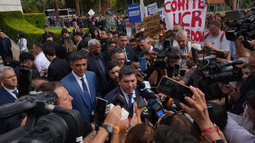 La llegada del gobernador Orrego a la Legislatura Provincial para ofrecer su discurso anual. La llegada del gobernador Orrego a la Legislatura Provincial para ofrecer su discurso anual.