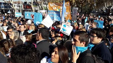 Multitudinario abrazo simbólico contra la despenalización del aborto