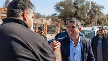 Marcelo Orrego junto a los vecinos de Mogna.