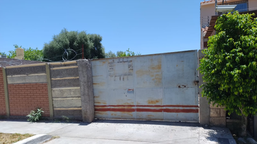 Un baño a cielo abierto: malestar de un grupo de vecinos por el vertido de desechos de baños químicos cerca de la Terminal