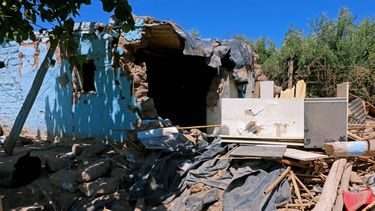 Tiene cáncer y desde el terremoto vive abajo de un pimiento: no tienen ni agua ni comida