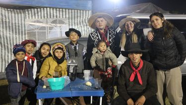 Yésica Riveros, la segunda de pie de derecha a izquierda, disfruta de una nueva Cabalgata de la Fe a la Difunta Correa con su familia.