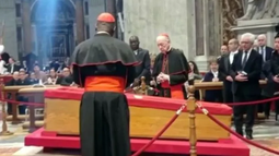 Nueva polémica en el cónclave: un cardenal sancionado por abuso llegó a Roma