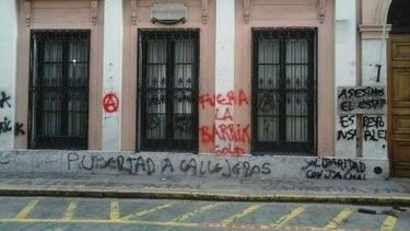 Vándalos atacaron la Casa de San Juan en Buenos Aires