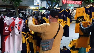 ¿Qué camiseta se vende más en el centro sanjuanino, la de Boca o la de River?