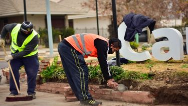 Después de que un borracho la destrozara, reparan una importante rotonda