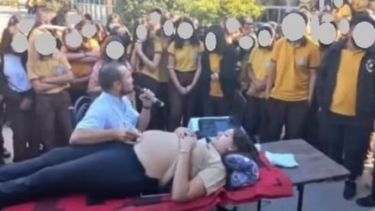 En 2018 intentó frenar un aborto no punible y ahora hizo una ecografía en el patio de una escuela