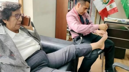 Polémica en Perú por una congresista que usa a sus trabajadores para hacerle pedicura en horas de trabajo