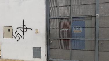 Pintada nazi en San Juan: en la sede de Tiempo y Canal 13