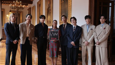 Los integrantes de BTS con la presidenta de México, Claudia Sheinbaum, en el Palacio Nacional.