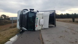 Volcó un camionero sanjuanino en San Luis y el test de alcoholemia dio positivo Volcó un camionero sanjuanino en San Luis y el test de alcoholemia dio positivo
