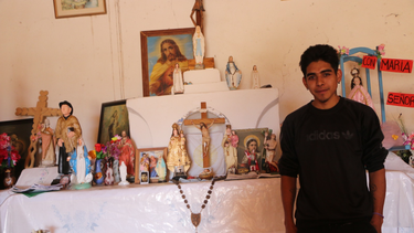 Pablo, junto al altar de la Capilla de Achango, la cual su familia viene cuidando desde hace varias generaciones
