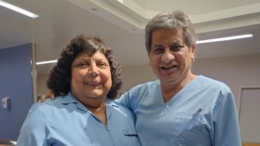 Pablo Flores, junto a una Gladys, una compañera de varios años en el Hospital Rawson