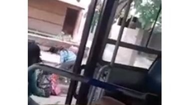 Video: un colectivero vio nenes comiendo de la basura y, conmovido, les regaló dinero