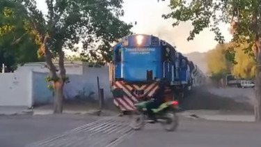 Podría haber sido una tragedia: un motociclista pasó a centímetros de un tren en Caucete