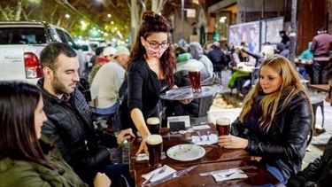 Atención: amplían el horario y cantidad de gente por mesa en bares y restó en San Juan