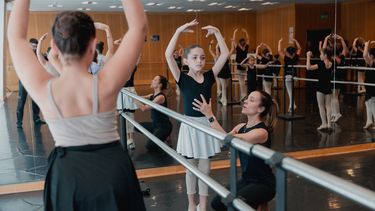 Un día de magia: la inolvidable experiencia de pequeñas bailarinas en el Teatro del Bicentenario Un día de magia: la inolvidable experiencia de pequeñas bailarinas en el Teatro del Bicentenario