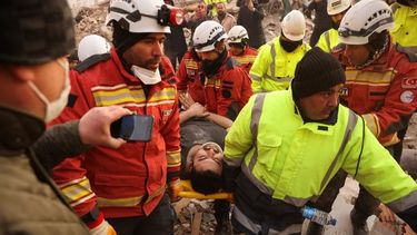 Los equipos de rescate no dan abasto en las zonas donde el terremoto de Turquía y Siria provocó mayores daños