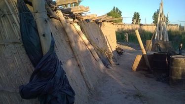 Tras el último temblor, el precario rancho les quedó a 45º