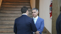 Las postales más curiosas en la previa del discurso anual del gobernador: de una charla que captó la atención a un pedido insólito a un exgobernador Las postales más curiosas en la previa del discurso anual del gobernador: de una charla que captó la atención a un pedido insólito a un exgobernador